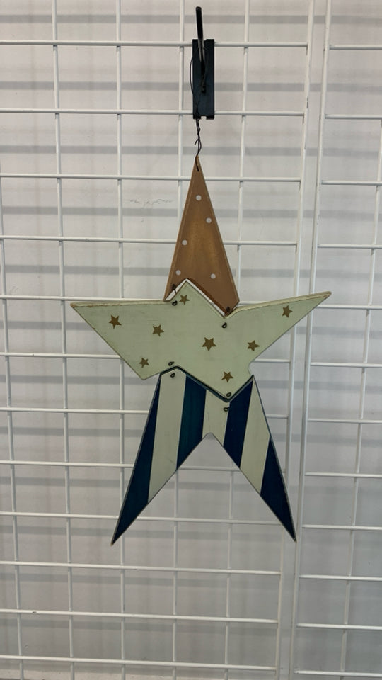 PRIMITIVE SEGMENTED WOOD STAR WALL HANGING.