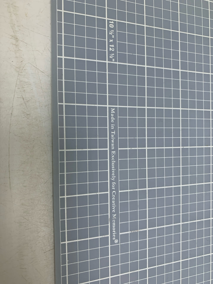 CREATIVE MEMORIES CUTTING MAT GRID BOARD.