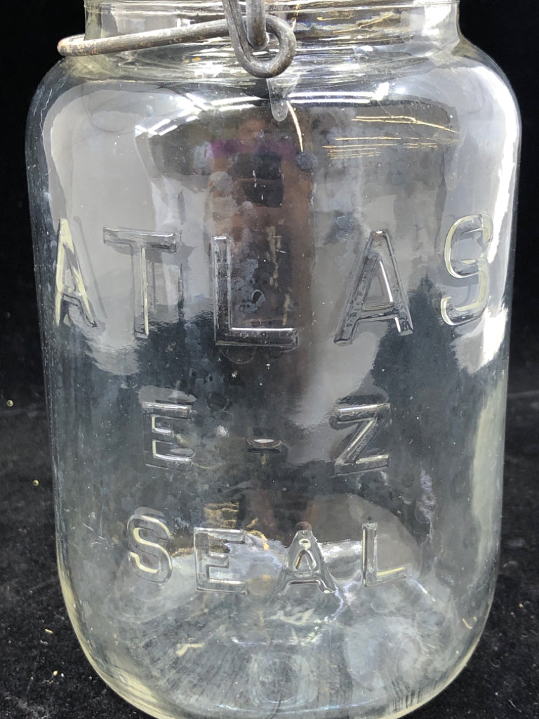 VTG ATLAS JAR W METAL CLASP.