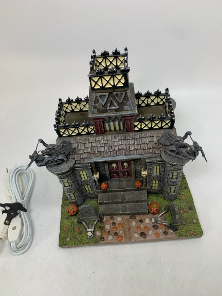 HAWTHORNE VILLAGE DEATH VALLEY HAUNTED MANOR RETIRED #A1381