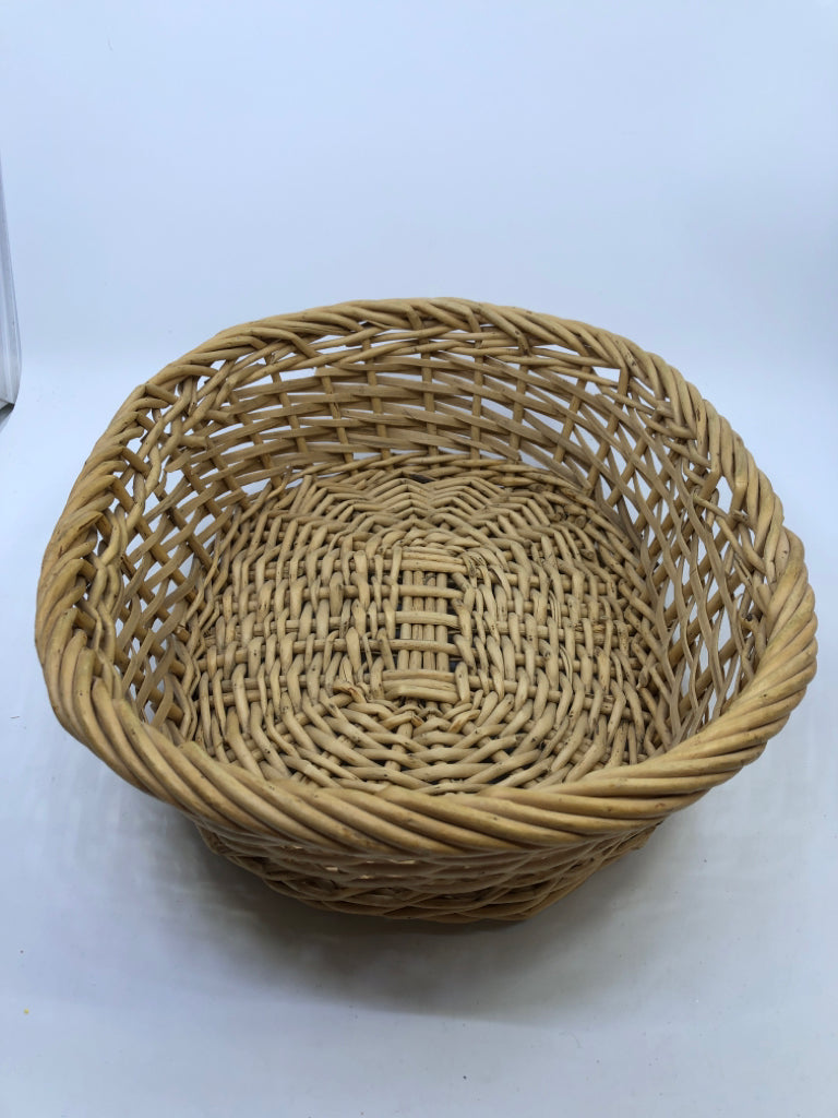 OVAL BLONDE WOVEN BASKET TRAY.