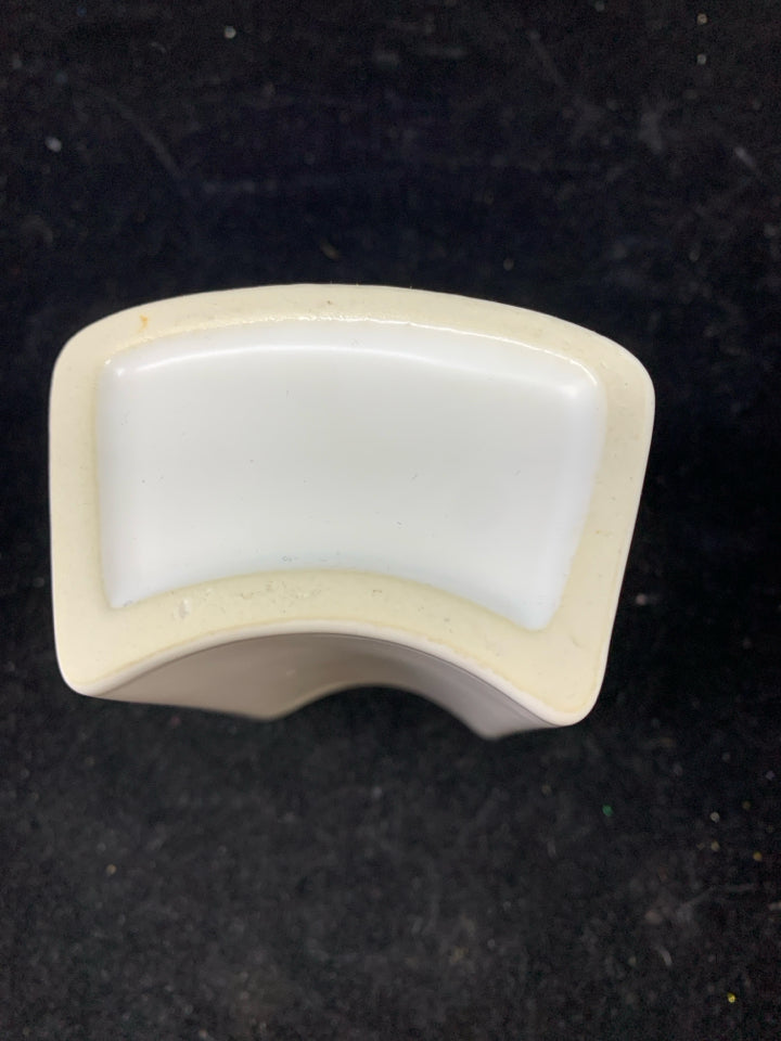 SMALL WHITE CURVED PENCIL CUP.