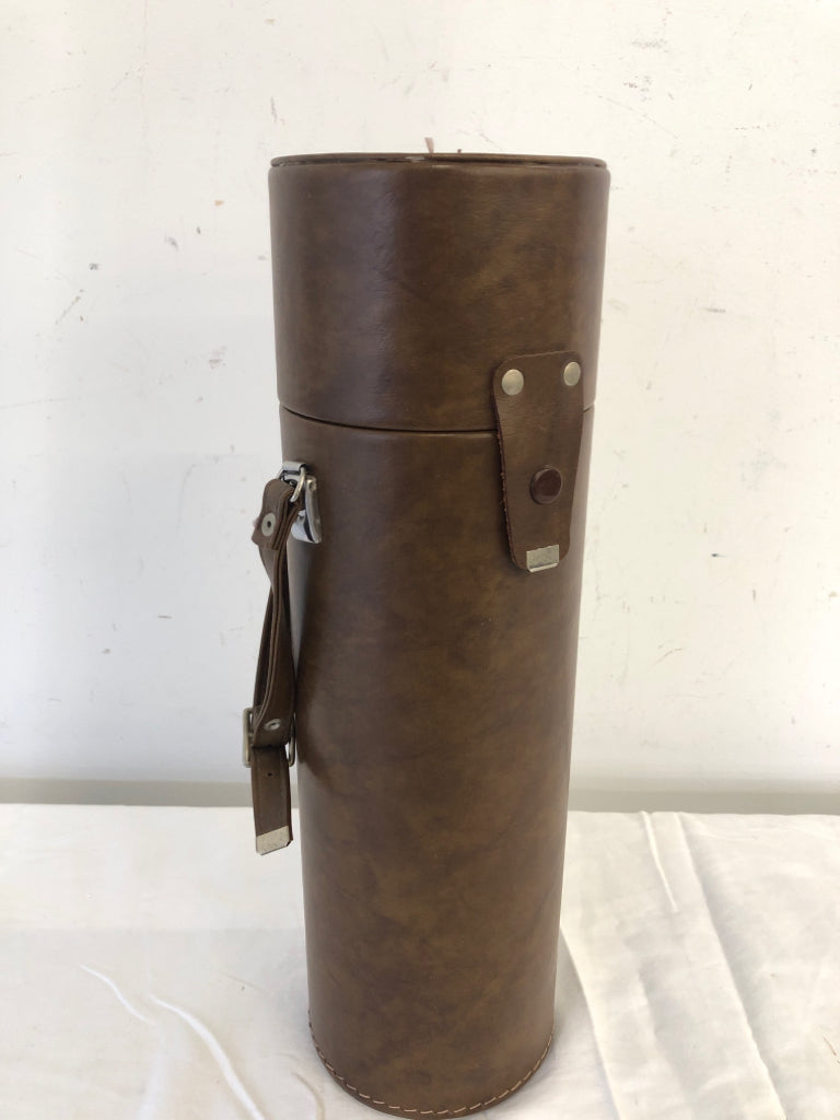 BUSHNELL FAUX BROWN LEATHER WINE BOTTLE HOLDER W/ HANDLE.