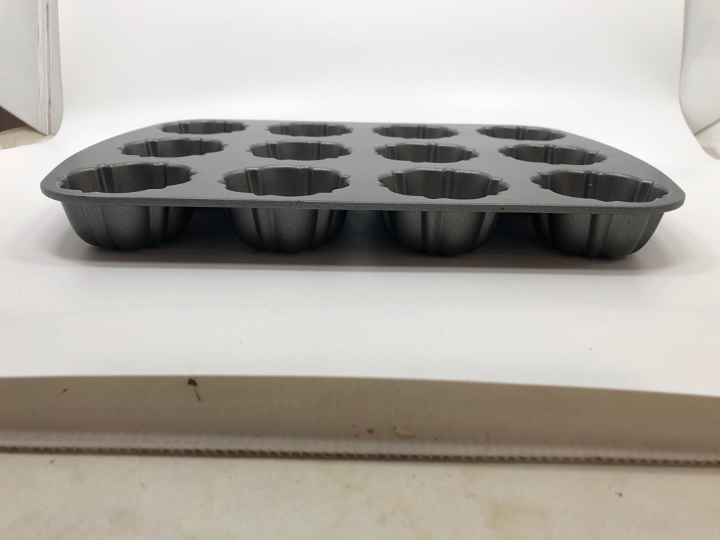 ALUMINUM BUNDT FLUTED MUFFIN PAN