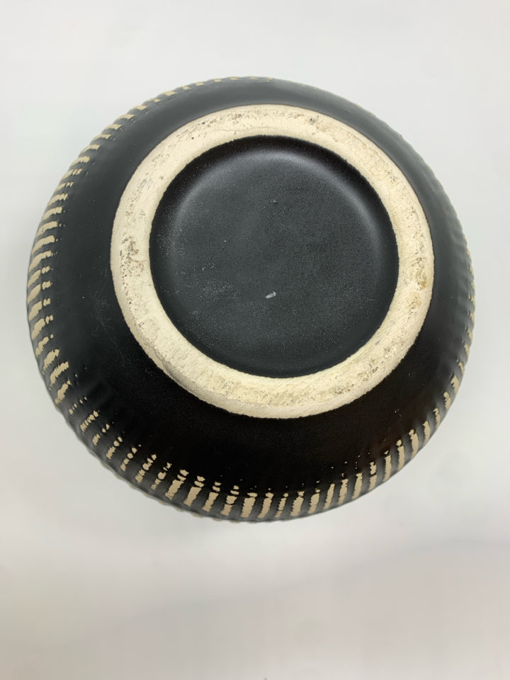 BLACK W/WHITE LINES BUD VASE.