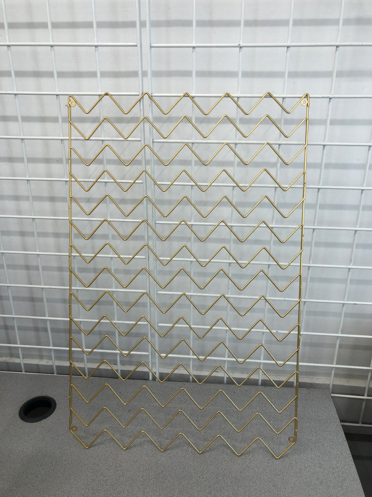 GOLD ZIG-ZAG PHOTO HOLDER.