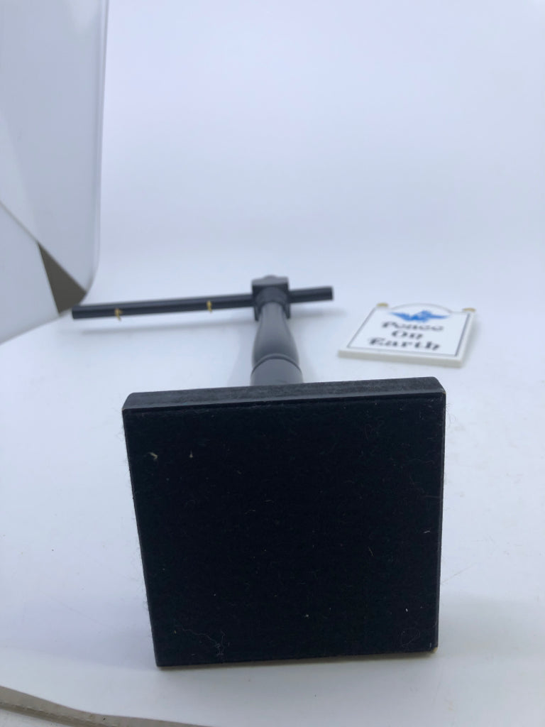 BYERS CHOICE BLACK POST W PEACE ON EARTH POST SIGN.