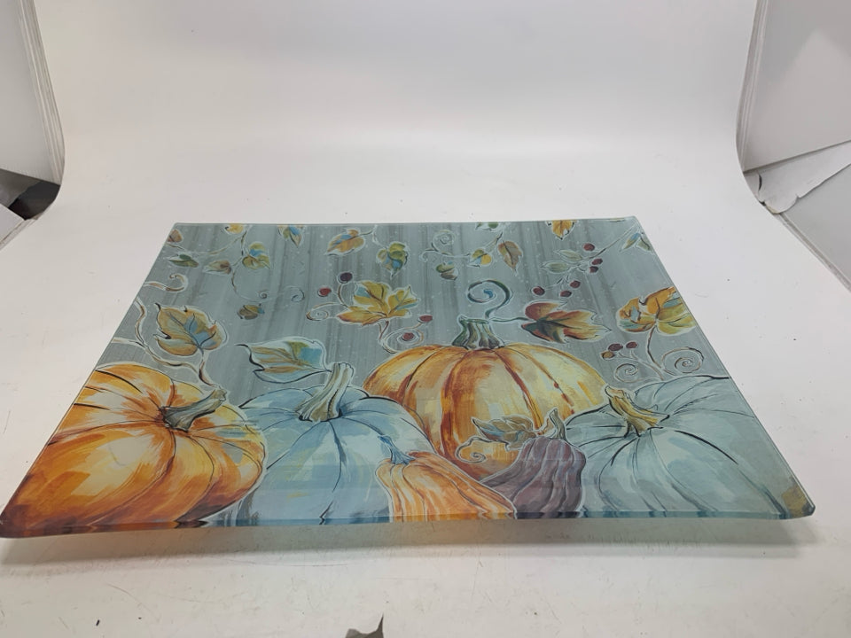 GLASS PUMPKIN THEMED PRIMA PLATTER.