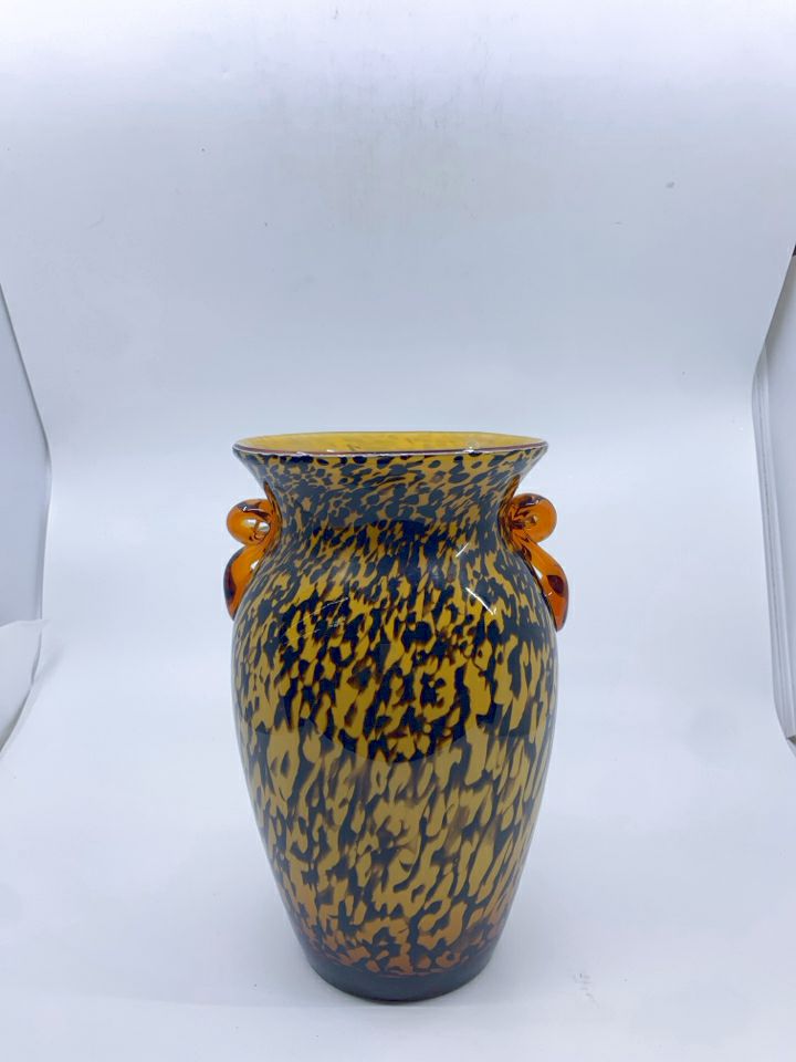 BLOWN GLASS LEOPARD PRINT URN VASE.