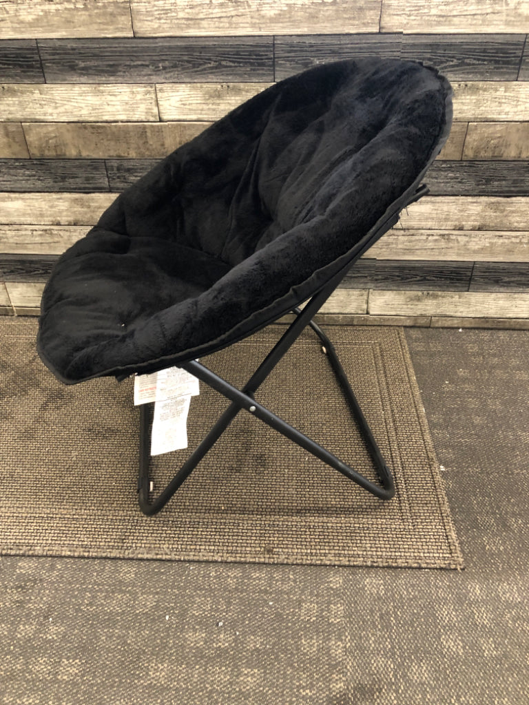 BLACK FAUX FUR ROUND FOLDING CHAIR.