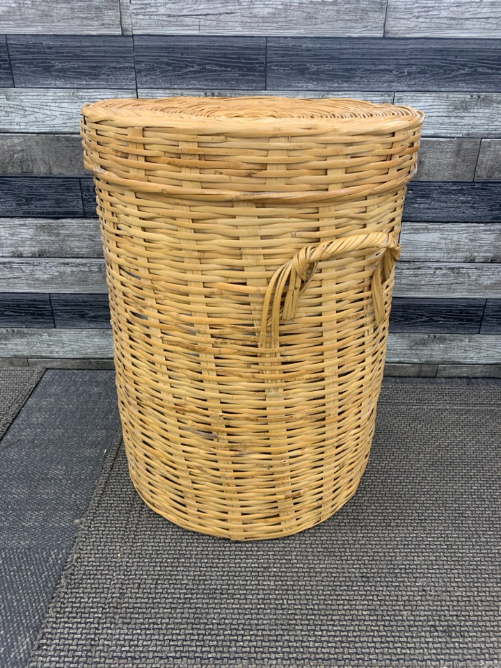 LARGE WICKER LAUNDRY BASKET W/FABRIC LINING.
