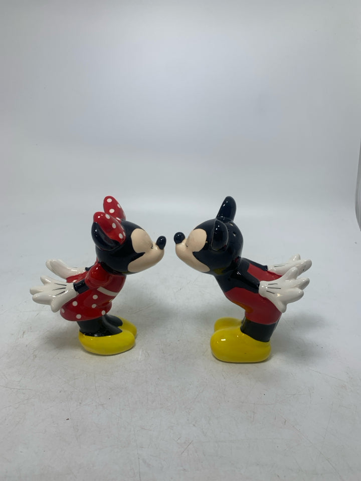 CERAMIC MIKEY/MINNIE KISSING SALT/PEP SHAKERS.