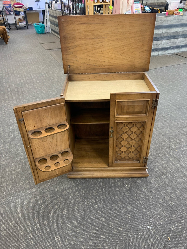 VTG WOOD BAR CABINET W/ W/ LIFT TOP DETAILED DOORS METAL HARD WARE.