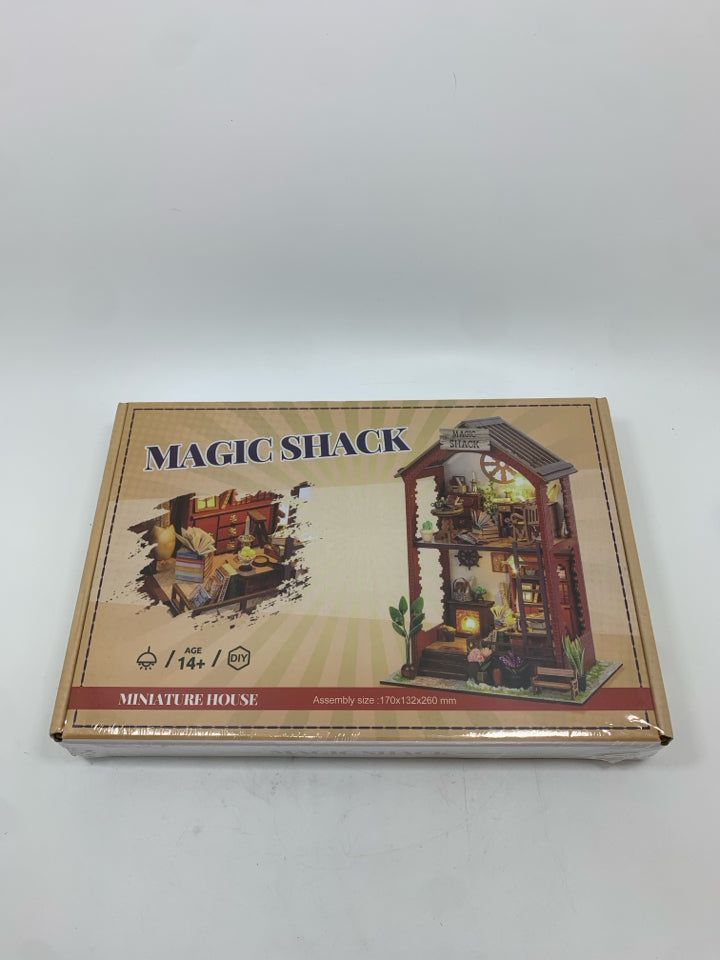 NIB MAGIC SHACK BOOK NOOK MINIATURE HOUSE.