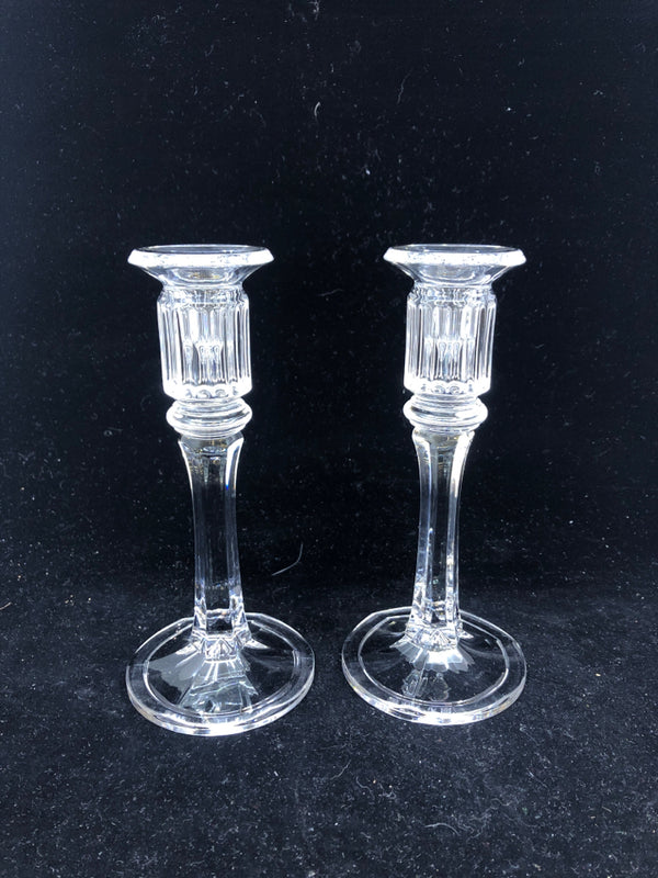 2 CLEAR GLASS TAPERED CANDLE HOLDER W/ RIBBED DESIGN.