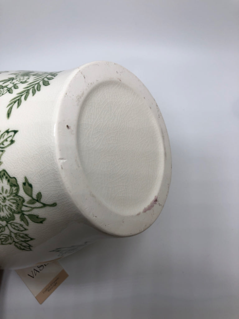 GREEN FLORAL CERAMIC VASE.
