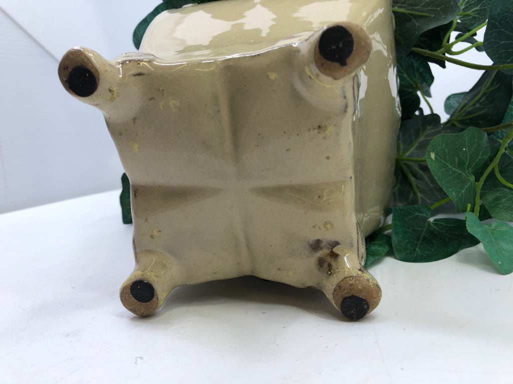 FAUX IVY IN A GREY/BROWN POT.