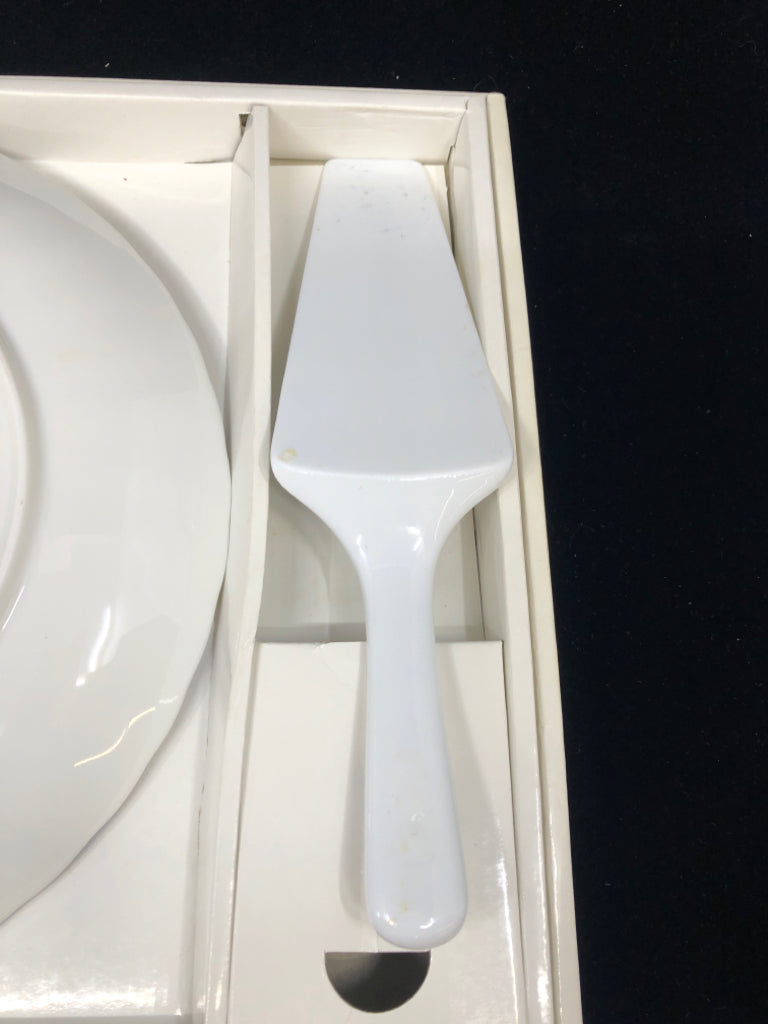 NIB PORCELAIN PLATE W/ SERVER BLUE FLORAL,FRUIT+BIRD.