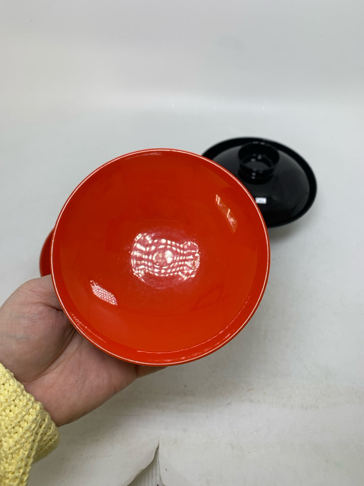4PC SVC 2 BLACK RED LIDDED BOWLS PLASTIC.