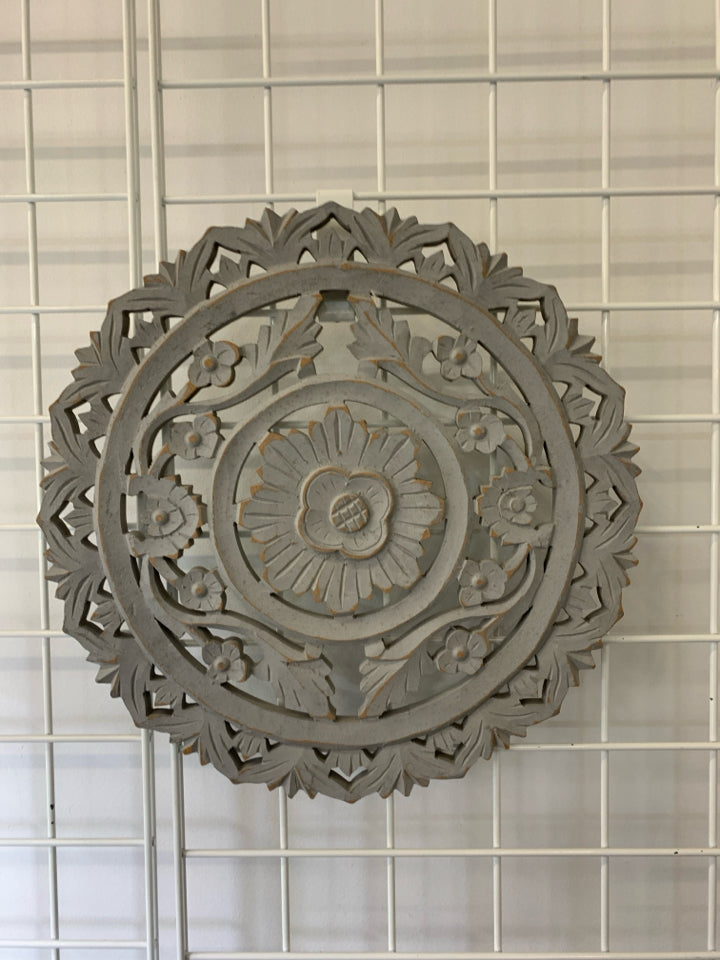 WOOD GREY DISTRESSED CIRCLE MEDALLION CUT OUT WALL ART.