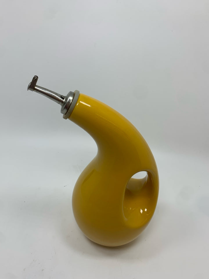 RACHEL RAY YELLOW OIL DISPENSER.