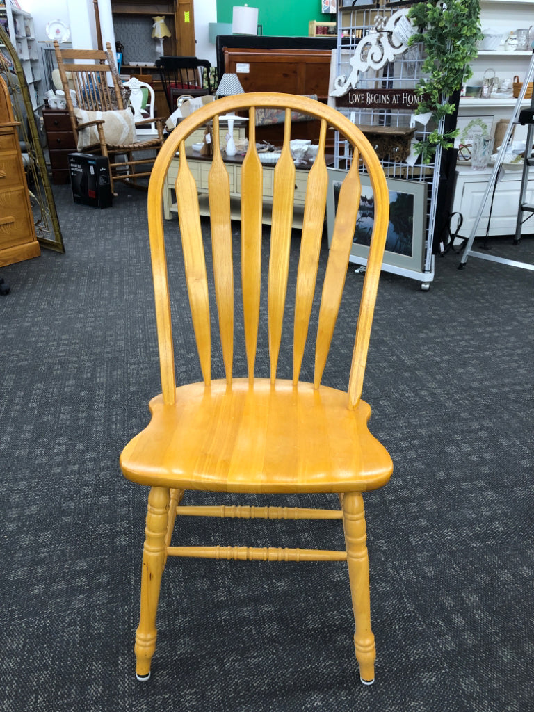 PATENT LIGHT BLONDE WOOD TABLE 6 CHAIRS 2 EXTRA LEAVES STORED IN TABLE.