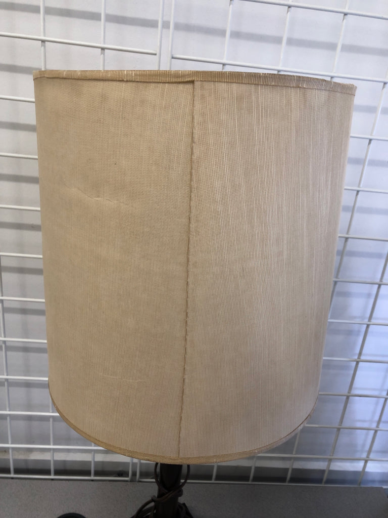 DISTRESSED STYLE SQUARE BASE LAMP.