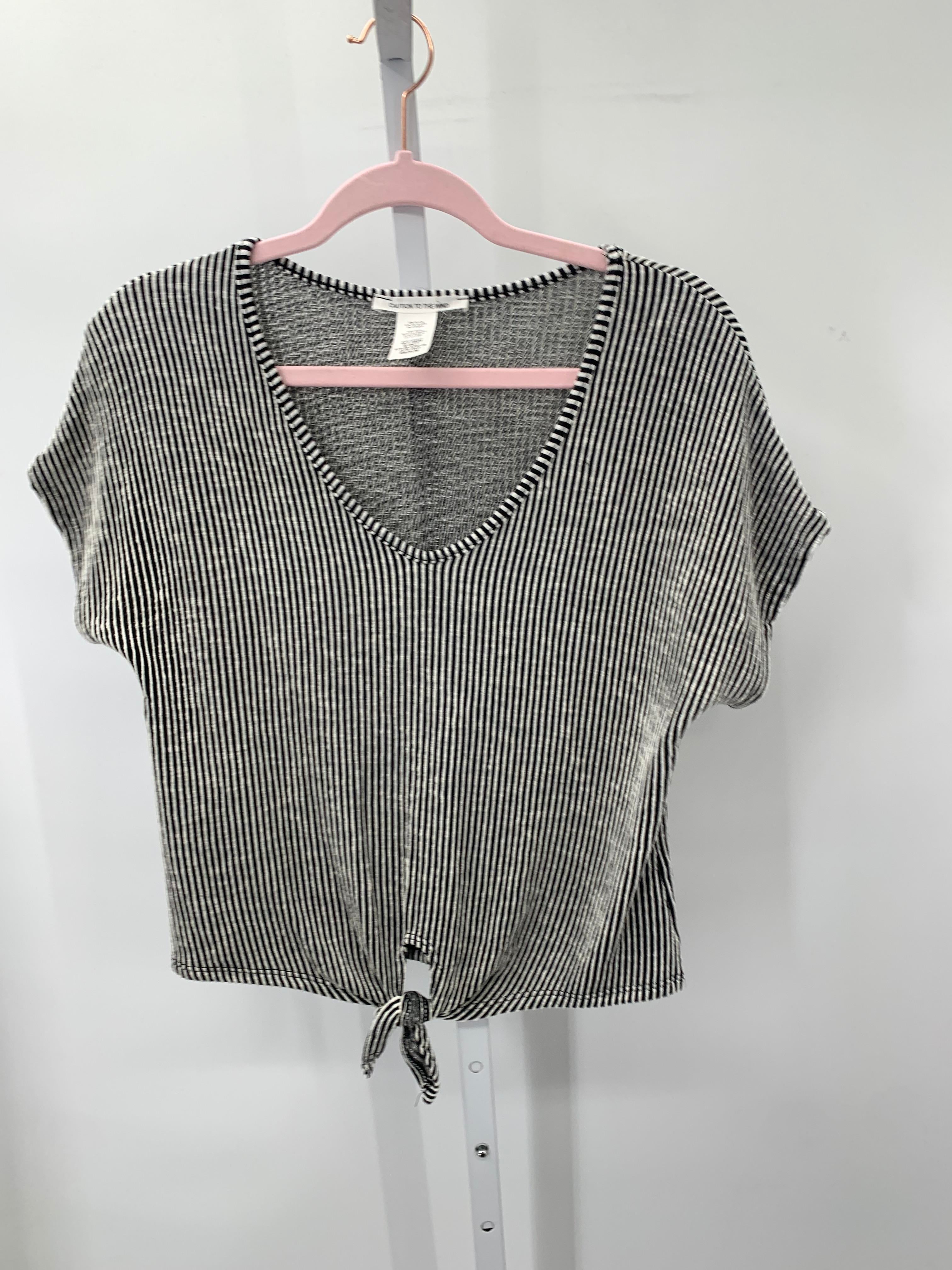Size Medium Juniors Short Sleeve Shirt