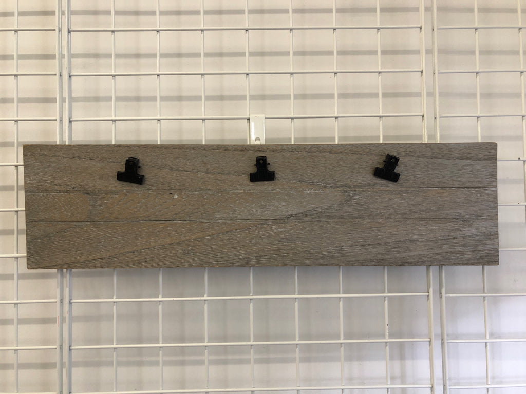 RUSTIC WOOD PHOTO CLIP WALL-HANGING.