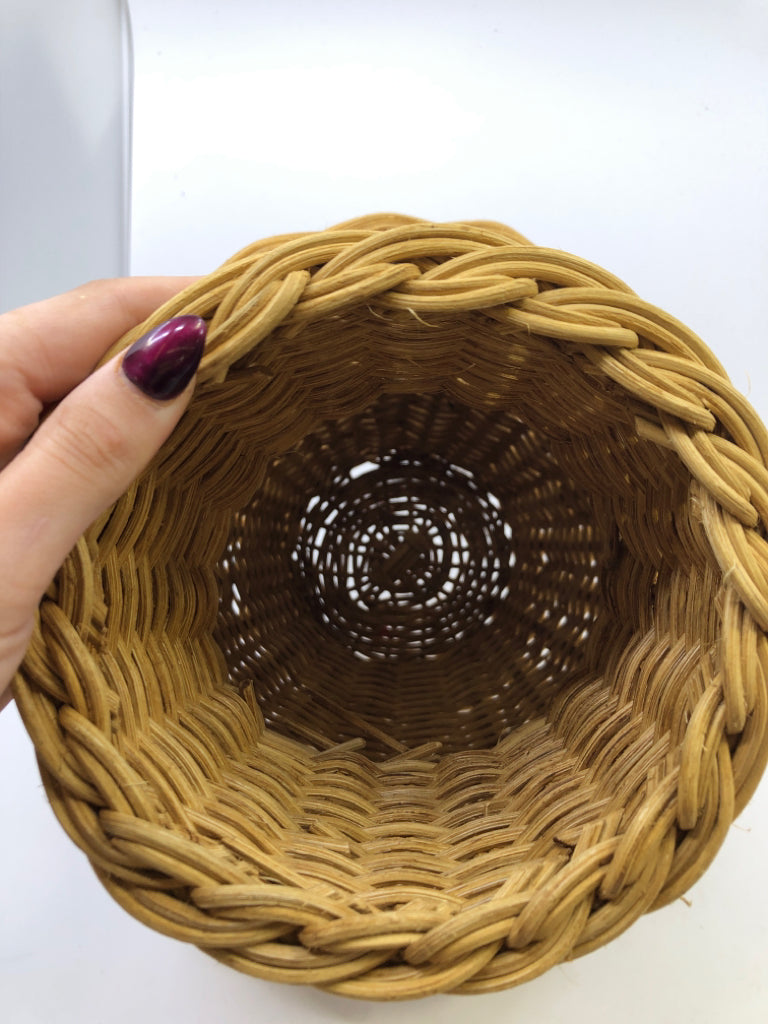 WICKER URN SHAPED BASKET.