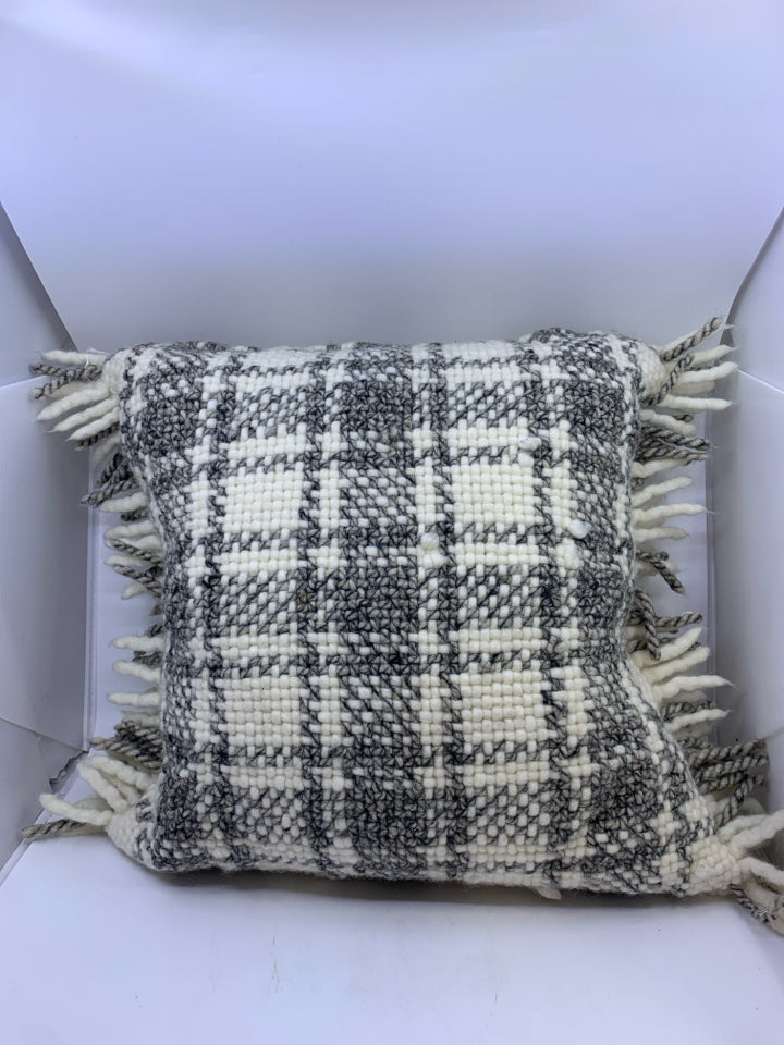 GREY AND WHITE KNITTED PILLOWS.