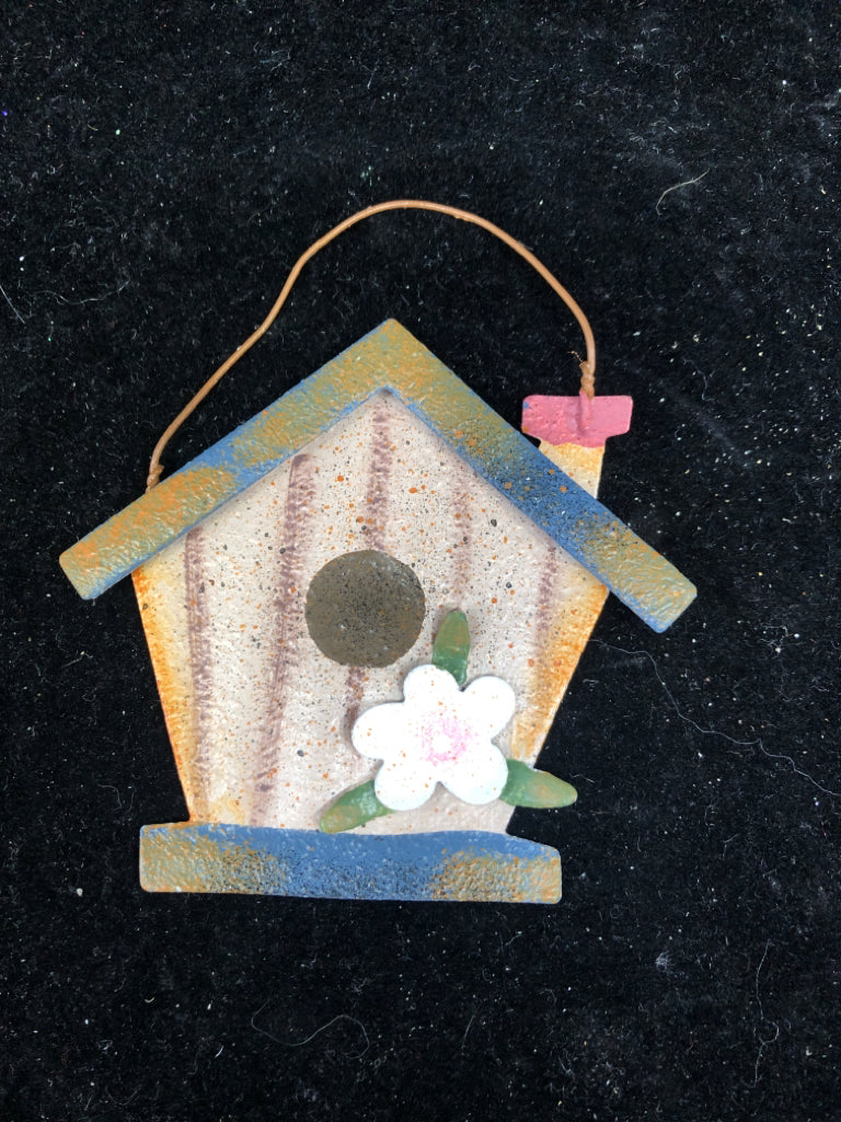 METAL BIRDHOUSE ORNAMENT.