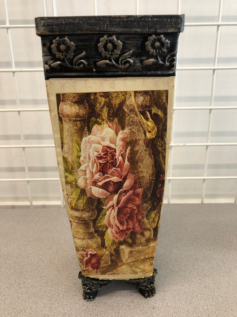 DISTRESSED FLORAL PLANTER.