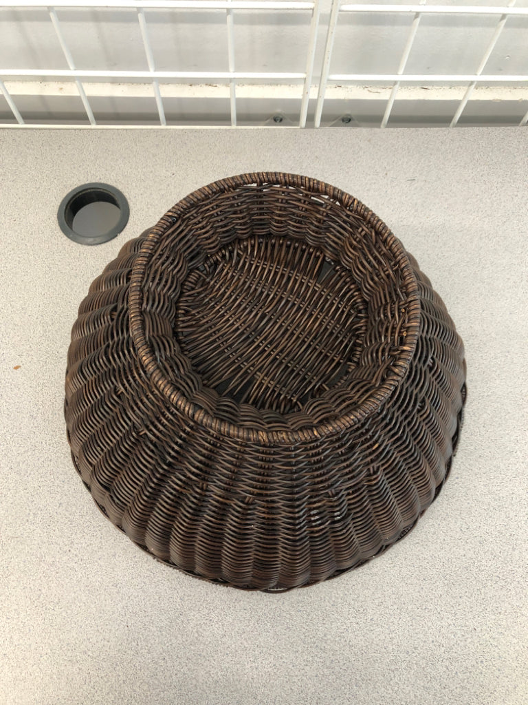 ROUND BROWN WICKER FRUIT BASKET.