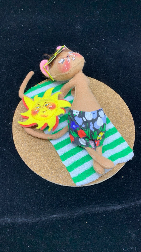 ANNALEE 1993 SUMMER BEACH SUNBATHING MOUSE ON TOWEL W/SUN PIN.