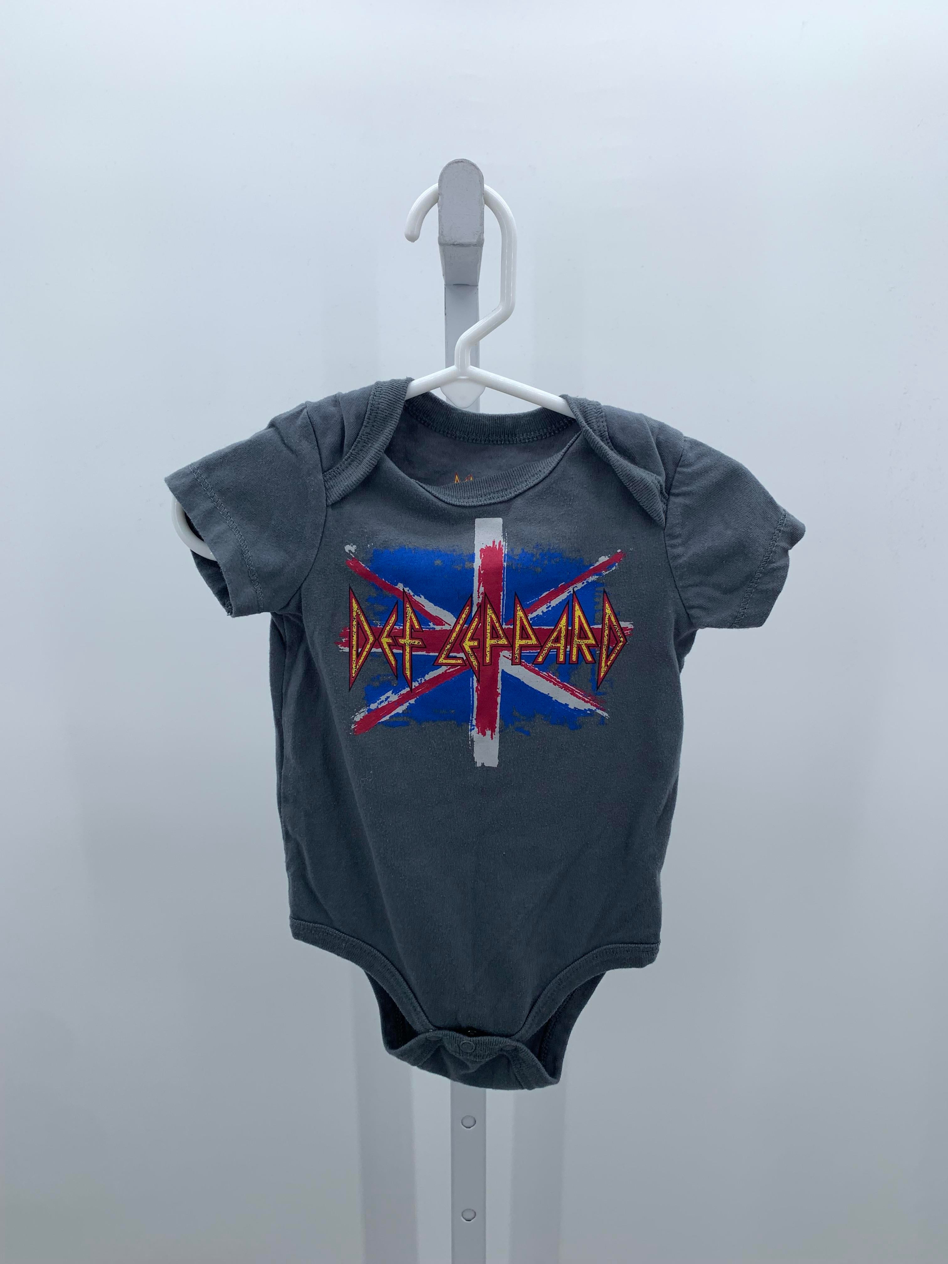GRAPHIC TEE.