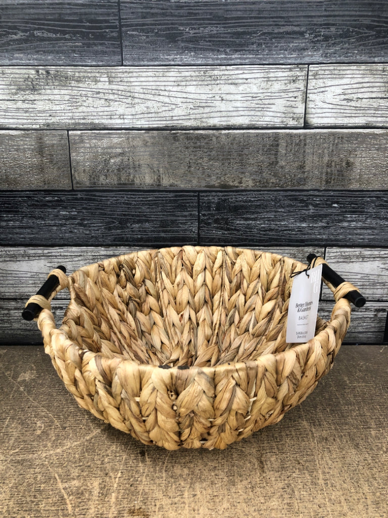 NWT WICKER BASKET W/BLACK HANDLES.