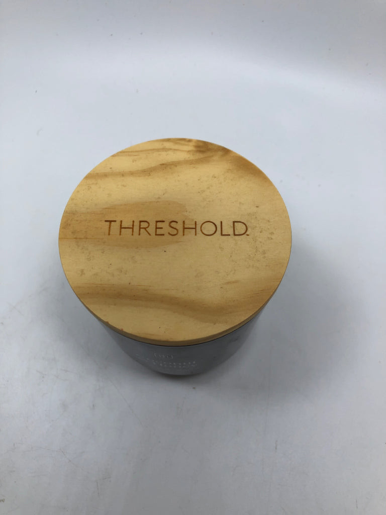 COCONUT & HONEY CRACKLING WOODEN WICK CANDLE.