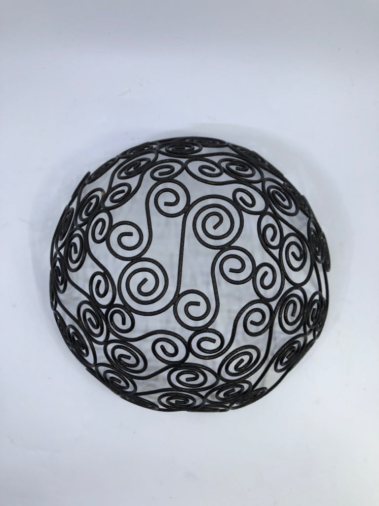 SWIRL METAL BASKET.