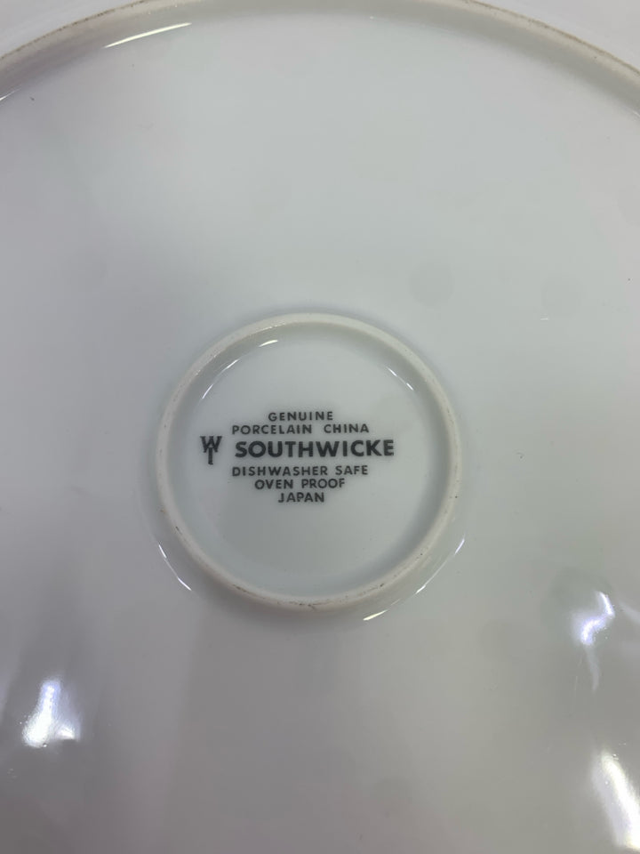ROUND SERVING PLATTER W/WHITE TEXTURED DETAIL.