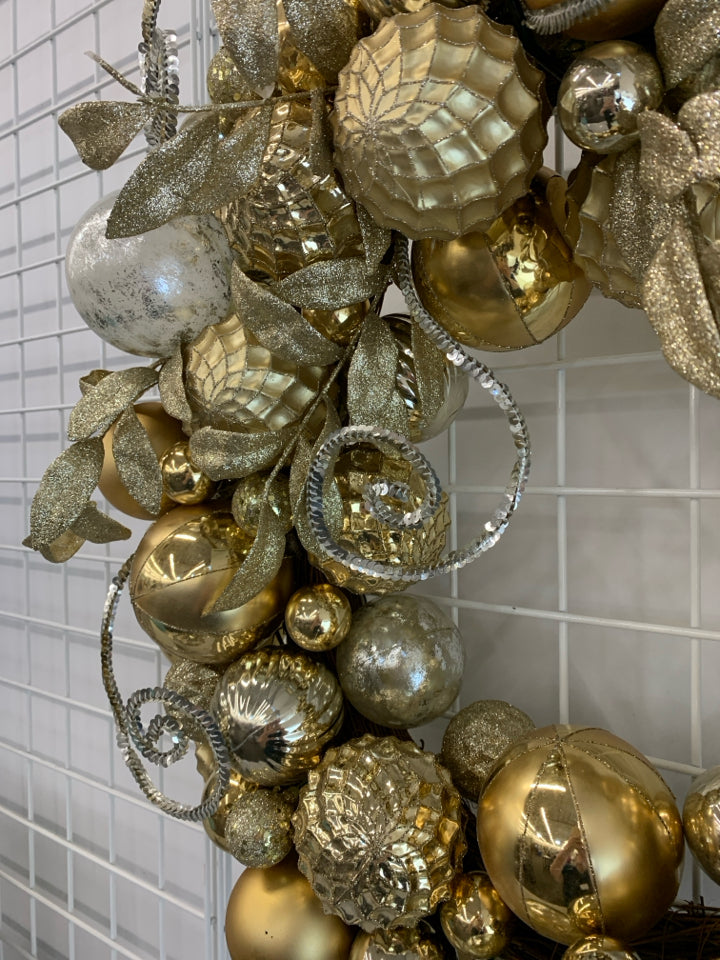 GOLD AND GLITTER ORNAMENT WREATH.