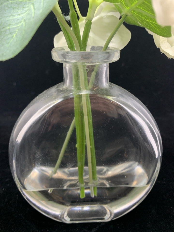 SM WHITE FLORALS IN FLAT VASE.