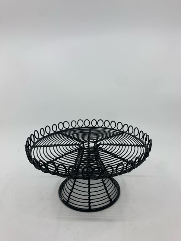 BLACK METAL WIRE CAKE STAND.