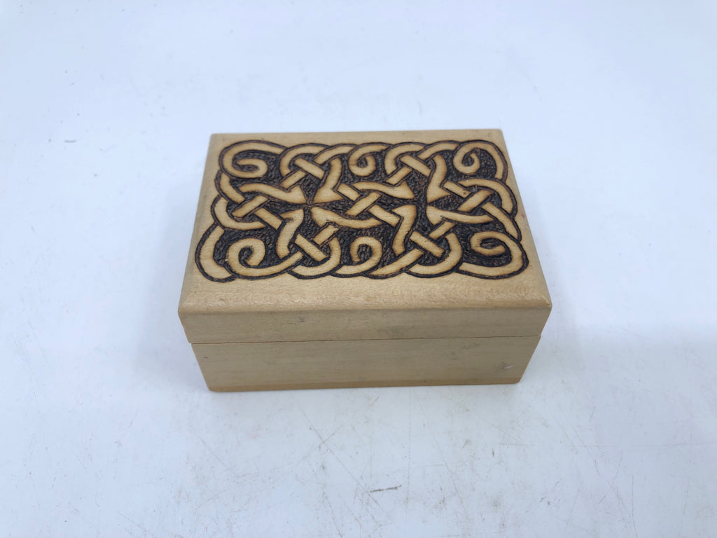 SMALL WOOD BOX W/ BURNED DESIGN.