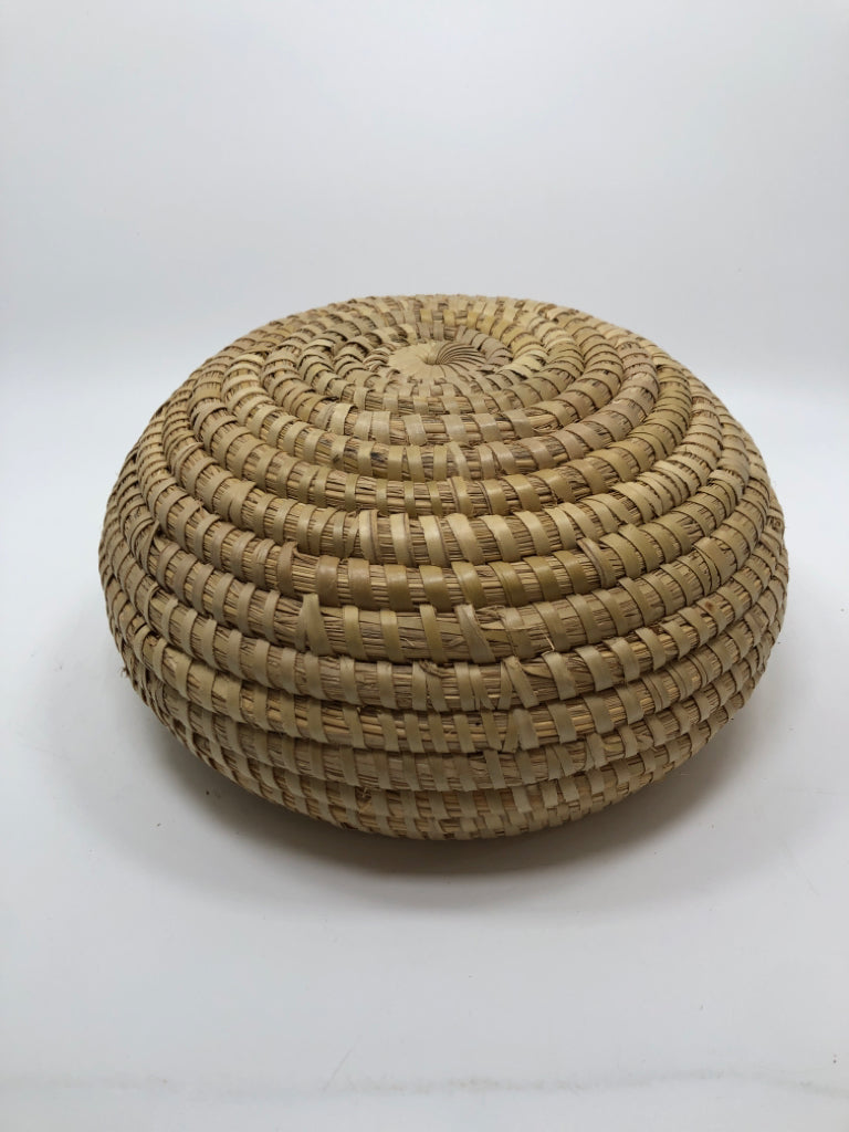 ROUND WOVEN BASKET.