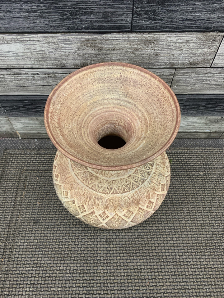 LATIN AMERICAN-STYLE GEOMETRIC CLAY VASE.