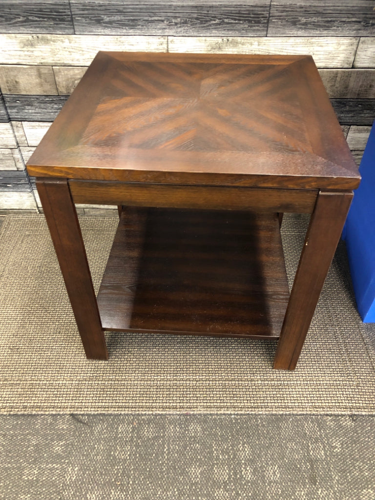 BROWN X-GRAIN WOODEN END TABLE.