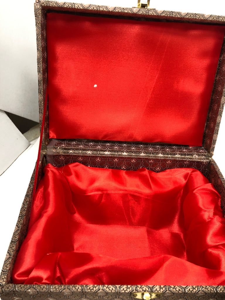 WOOD LACQUER VASE IN FABRIC BOX VASE.