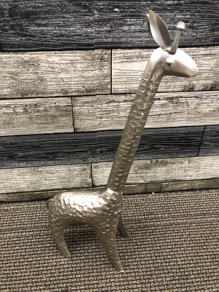HAMMERED METAL GIRAFFE FIGURINE.