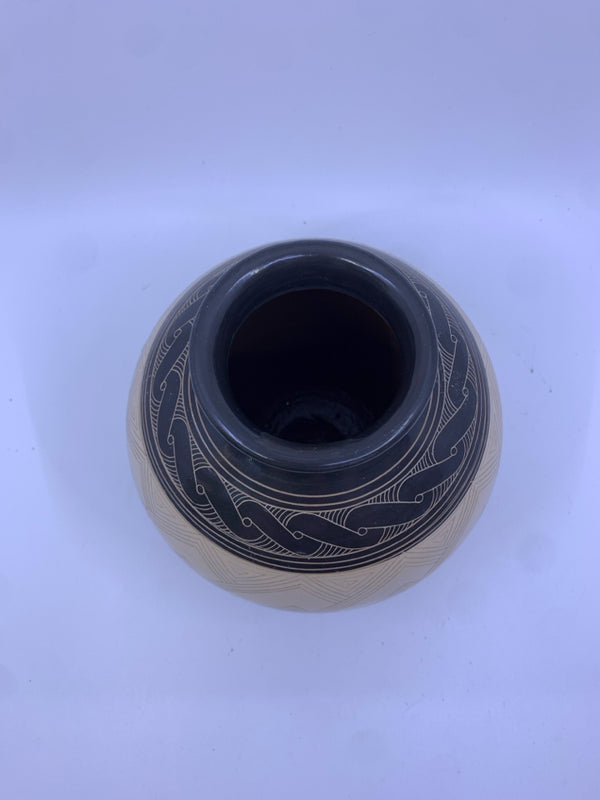 BLACK AND TAN ROUND VASE.